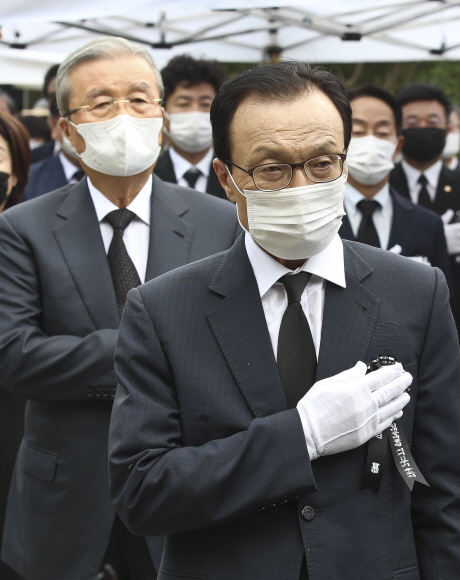 18일 오전 서울 동작구 국립서울현충원에서 열린 고(故) 김대중 대통령 서거 11주기 추도식에서 미래통합당 김종인 비상대책위원장(왼쪽)과 더불어민주당 이해찬 대표가 국민의례를 하고 있다. 2020. 8. 18 국회사진기자단