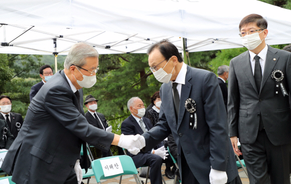 김대중 전 대통령 서거 11주기 추도식이 18일 국립서울현충원 김 전 대통령 묘역에서 열렸다. 추도식에 참석한 정당 대표들이 인사를 나누고 있다. 2020. 8. 18 국회사진기자단