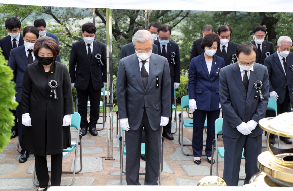 김대중 전 대통령 서거 11주기 추도식이 18일 국립서울현충원 김 전 대통령 묘역에서 열렸다. 추도식에 참석한 정당 대표와 국회의장, 국무총리 등이 고인을 기리는 묵념을 하고 있다. 2020. 8. 18 국회사진기자단