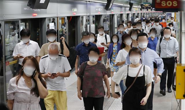 18일 오전 서울 세종대로 광화문역에서 마스크를 쓴 시민들이 출근길 발걸음을 옮기고 있다. 2020.8.18  뉴스1