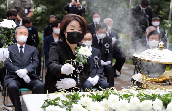 김대중 전 대통령 서거 11주기 추도식이 18일 국립서울현충원 김 전 대통령 묘역에서 열렸다. 추도식에 참석한 심상정 정의당 대표가 헌화, 분향하고 있다. 2020. 8. 18 국회사진기자단
