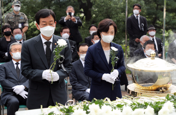 김대중 전 대통령 서거 11주기 추도식이 18일 국립서울현충원 김 전 대통령 묘역에서 열렸다. 추도식에 참석한 추미애 법무장관과 진영 행안부 장관이 헌화, 분향하고 있다. 2020. 8. 18 국회사진기자단