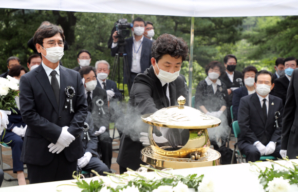 김대중 전 대통령 서거 11주기 추도식이 18일 국립서울현충원 김 전 대통령 묘역에서 열렸다. 추도식에 참석한 노건호 고 노무현 전 대통령 아들, 유시민 노무현재단 이사장이 헌화, 분향하고 있다. 2020. 8. 18 국회사진기자단