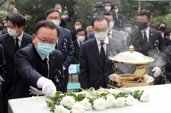 김대중 전 대통령 서거 11주기 추도식이 18일 국립서울현충원 김 전 대통령 묘역에서 열렸다. 추도식에 참석한 이해찬 더불어민주당 대표와 김태년 원내대표, 김부겸 당대표 후보, 의원들이 헌화, 분향하고 있다. 2020. 8. 18 국회사진기자단