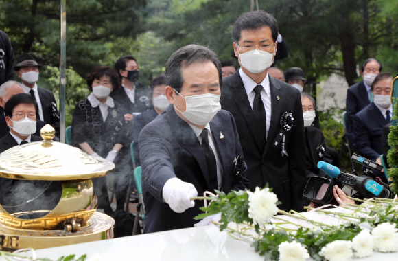 김대중 전 대통령 서거 11주기 추도식이 18일 국립서울현충원 김 전 대통령 묘역에서 열렸다. 추도식에 참석한 정세균 국무총리가 헌화, 분향하고 있다. 2020. 8. 18 국회사진기자단