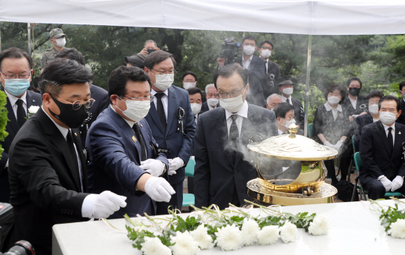 김대중 전 대통령 서거 11주기 추도식이 18일 국립서울현충원 김 전 대통령 묘역에서 열렸다. 추도식에 참석한 이해찬 더불어민주당 대표와 김태년 원내대표, 김부겸 당대표 후보, 의원들이 헌화, 분향하고 있다. 2020. 8. 18 국회사진기자단