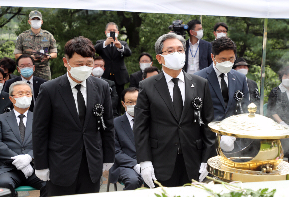 김대중 전 대통령 서거 11주기 추도식이 18일 국립서울현충원 김 전 대통령 묘역에서 열렸다. 추도식에 참석한 노영민 대통령 비서실장과 최재성 청와대 정무수석이 헌화, 분향하고 있다. 2020. 8. 18 국회사진기자단
