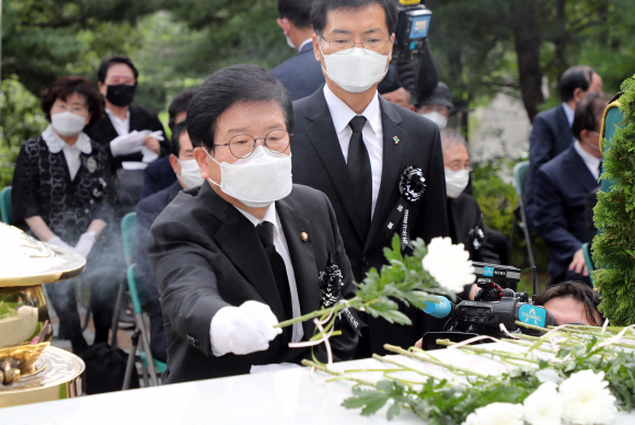 김대중 전 대통령 서거 11주기 추도식이 18일 국립서울현충원 김 전 대통령 묘역에서 열렸다. 추도식에 참석한 박병석 국회의장이 헌화, 분향하고 있다. 2020. 8. 18 국회사진기자단