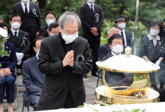 김대중 전 대통령 서거 11주기 추도식이 18일 국립서울현충원 김 전 대통령 묘역에서 열렸다. 추도식에 참석한 함세웅 신부가 헌화, 분향하고 있다. 2020. 8. 18 국회사진기자단