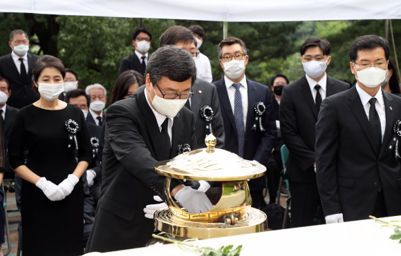 김대중 전 대통령 서거 11주기 추도식이 18일 국립서울현충원 김 전 대통령 묘역에서 열렸다. 추도식에 참석한 고인의 유가족들이 헌화, 분향하고 있다. 2020. 8. 18 국회사진기자단