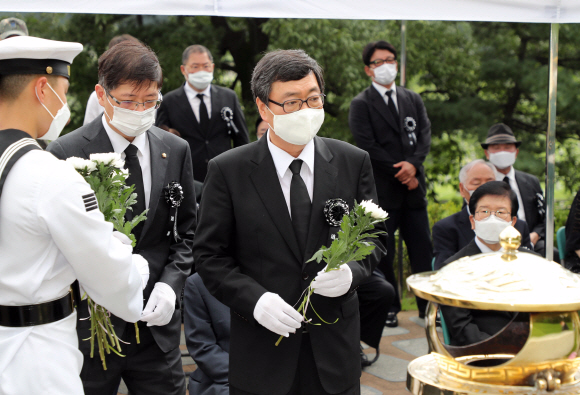 김대중 전 대통령 서거 11주기 추도식이 18일 국립서울현충원 김 전 대통령 묘역에서 열렸다. 추도식에 참석한 고인의 유가족들이 헌화, 분향하고 있다. 2020. 8. 18 국회사진기자단
