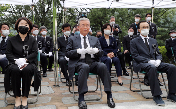 김대중 전 대통령 서거 11주기 추도식이 18일 국립서울현충원 김 전 대통령 묘역에서 열렸다. 추도식에 참석한 정당 대표와 국회의장, 국무총리와 국무위원들이 자리에 앉아 있다. 2020. 8. 18 국회사진기자단