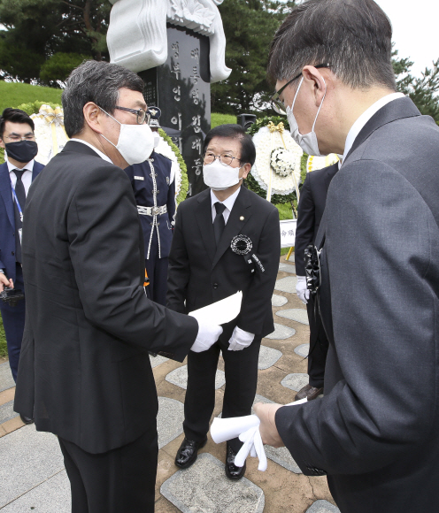 18일 오전 서울 동작구 국립서울현충원에서 열린 고(故) 김대중 대통령 서거 11주기 추도식에서 박병석 국회의장(가운데_이 김대중 전 대통령의 차남 김홍업 김대중평화센터 이사장(왼쪽), 삼남 김홍걸 더불어민주당 의원과 대화를 나누고 있다.  2020. 8. 18 국회사진기자단