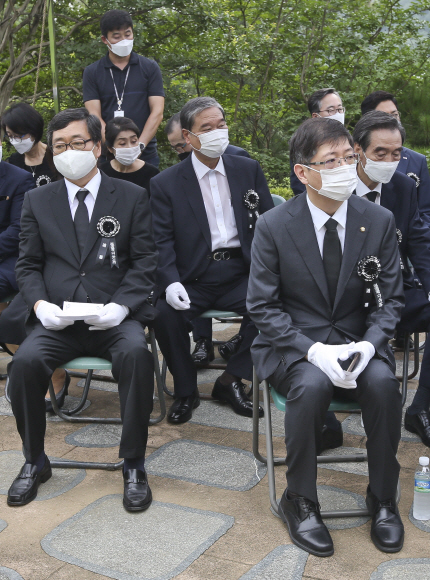 18일 오전 서울 동작구 국립서울현충원에서 열린 고(故) 김대중 대통령 서거 11주기 추도식에서 김대중 전 대통령의 차남 김홍업 김대중평화센터 이사장, 삼남 김홍걸 더불어민주당 의원이 참석해 있다.2020. 8. 18 국회사진기자단