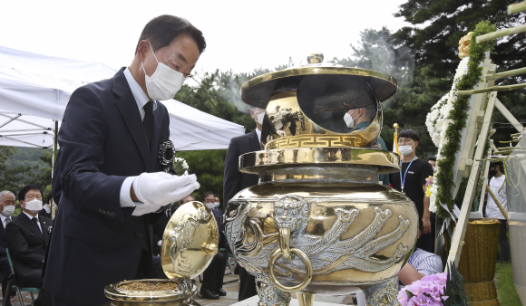김영삼 전 대통령의 차남 김현철 동국대학교 석좌교수가 18일 오전 서울 동작구 국립서울현충원에서 열린 고(故) 김대중 대통령 서거 11주기 추도식에서 분향하고 있다. 2020. 8. 18 국회사진기자단