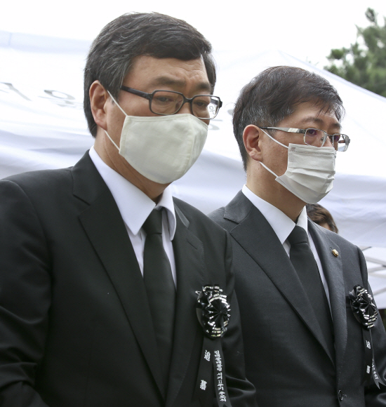 18일 오전 서울 동작구 국립서울현충원에서 열린 고(故) 김대중 대통령 서거 11주기 추도식에서 김대중 전 대통령의 차남 김홍업 김대중평화센터 이사장, 삼남 김홍걸 더불어민주당 의원이 참석해 있다. 2020. 8. 18 국회사진기자단