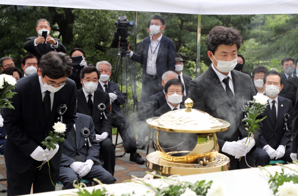 김대중 전 대통령 서거 11주기 추도식이 18일 국립서울현충원 김 전 대통령 묘역에서 열렸다. 추도식에 참석한 노건호 고 노무현 전 대통령 아들, 유시민 노무현재단 이사장이 헌화, 분향하고 있다. 2020. 8. 18 국회사진기자단