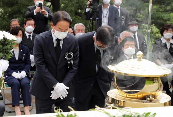 김대중 전 대통령 서거 11주기 추도식이 18일 국립서울현충원 김 전 대통령 묘역에서 열렸다. 추도식에 참석한 김현철 고 김영삼 전 대통령 아들, 김덕룡 전 의원이 헌화, 분향하고 있다. 2020. 8. 18 국회사진기자단