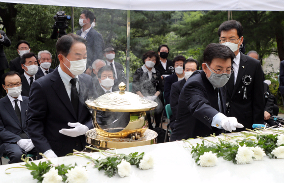 김대중 전 대통령 서거 11주기 추도식이 18일 국립서울현충원 김 전 대통령 묘역에서 열렸다. 추도식에 참석한 김현철 고 김영삼 전 대통령 아들, 김덕룡 전 의원이 헌화, 분향하고 있다. 2020. 8. 18 국회사진기자단