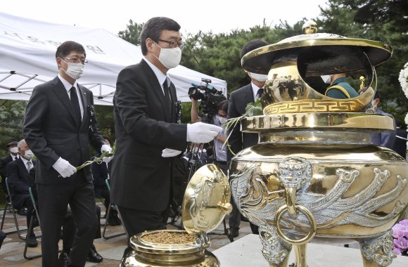 18일 서울 동작구 국립서울현충원에서 열린 김대중 대통령 서거 11주기 추도식에서 차남 김홍업(오른쪽) 김대중평화센터 이사장, 삼남 김홍걸(왼쪽) 더불어민주당 의원이 헌화하고 있다. 국회사진기자단