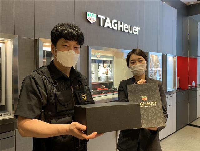 롯데백화점 태그호이어 매장에서 한 직원이 오는 21일 라이브 방송에서 온라인으로 판매될 예정인 태그호이어 시계를 포장하고 있다. 롯데쇼핑 제공