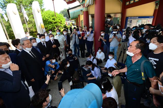 항의 받는 김종인 위원장