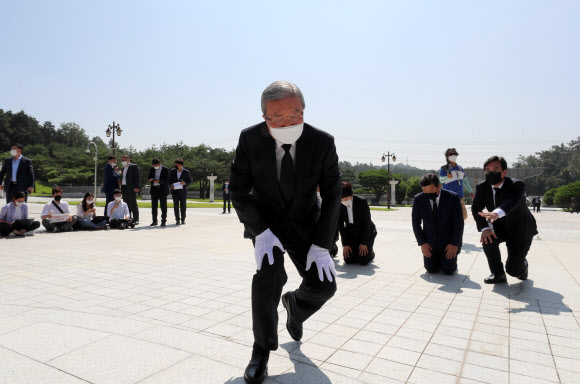 5.18 민주묘지 참배 마치고 ‘비틀’