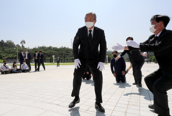 5.18 민주묘지 참배 마치고 ‘비틀’