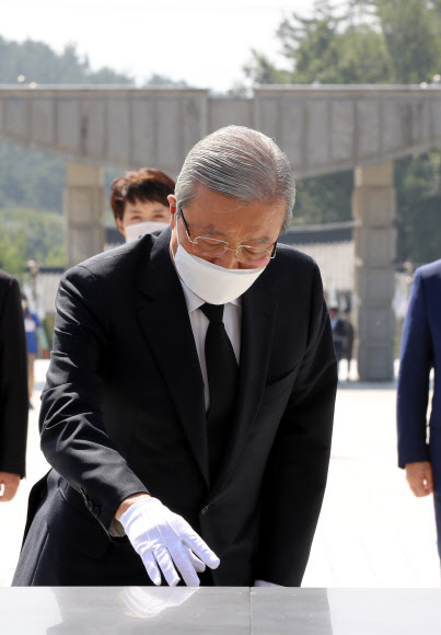 5.18 묘지 참배하는 김종인