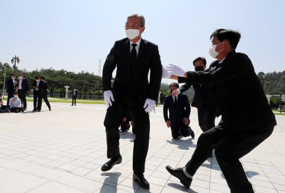 무릎 꿇은 김종인, 일어나며 ‘비틀’