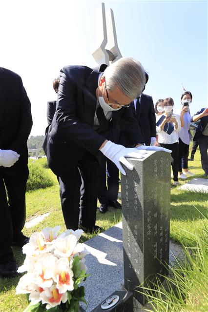 5.18 희생자 기리는 김종인 비대위원장