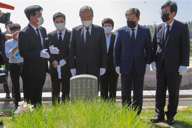 5.18 민주묘지 찾은 미래통합당