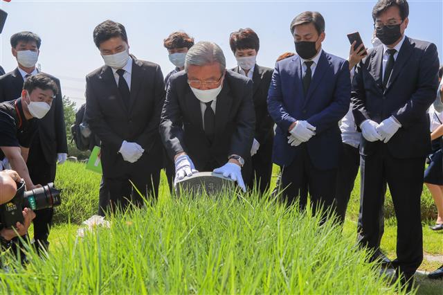 5.18 민주묘지 찾은 김종인 위원장