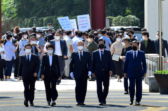 ‘항의를 뒤로하고’