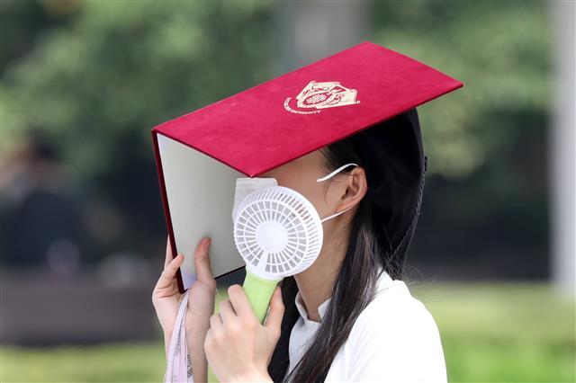 [수정본] ‘더위 속 빛나는 학위’