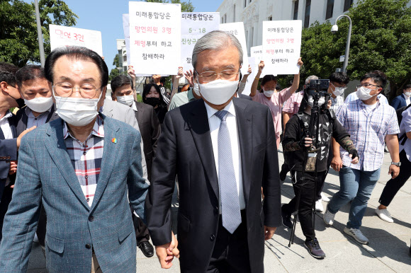 항의하는 대학생, 손잡아준 유공자