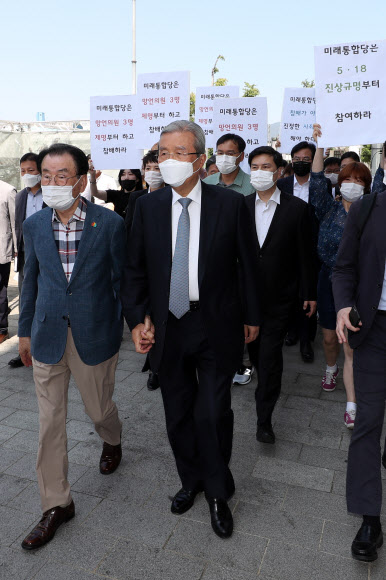 항의하는 대학생, 손잡아준 5.18유공자