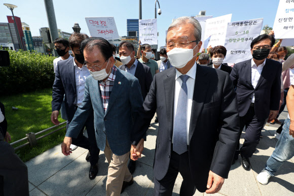 항의하는 대학생, 손잡아준 5.18유공자