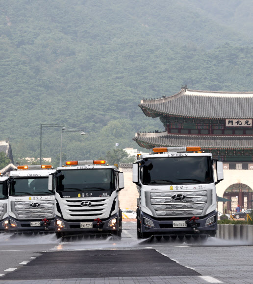폭염 속 아스팔트 식히기