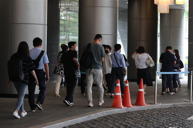 서울시 본청에서 퇴실하는 직원들