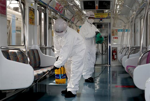 19일 오전 인천시 계양구 인천교통공사 귤현차량기지 전동차량에서 공사 관계자들이 신종 코로나바이러스 감염증(코로나19) 확산 예방을 위한 방역작업을 하고 있다. 2020.8.19 뉴스1