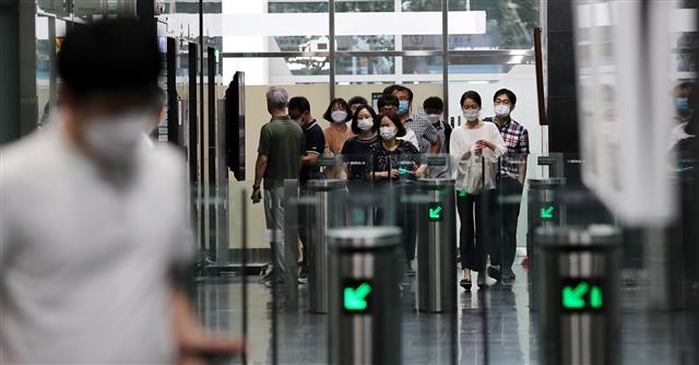 서울시청 확진자 발생으로 폐쇄...직원들 “빨리 나가자”