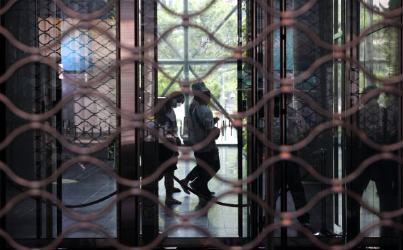 청사 나서는 서울시청 직원들