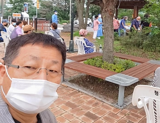 사진은 18일 경기도 청평 보건소에서 코로나19 검사에 대기 중인 차 전 의원/차명진 전 의원 페이스북 캡처  