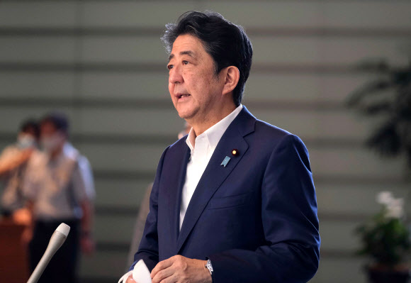 사흘 휴가 마치고 업무 복귀한 아베 일본 총리