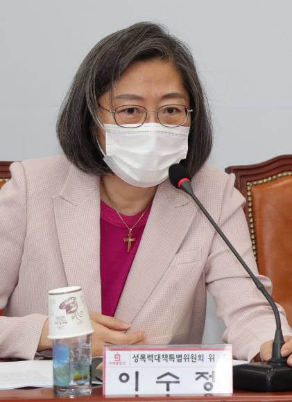 미래통합당 성폭력 대책특위(위원장 김정재)에 합류한 이수정 경기대 범죄심리학과 교수가 20일 오전 서울 여의도 국회에서 열린 1차회의에 참석해 인사말을 하고 있다. 2020.08.20  김명국선임기자 daunso@seoul.co.kr