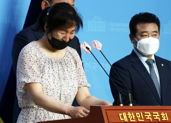 눈물 흘리는 고유민 선수 어머니