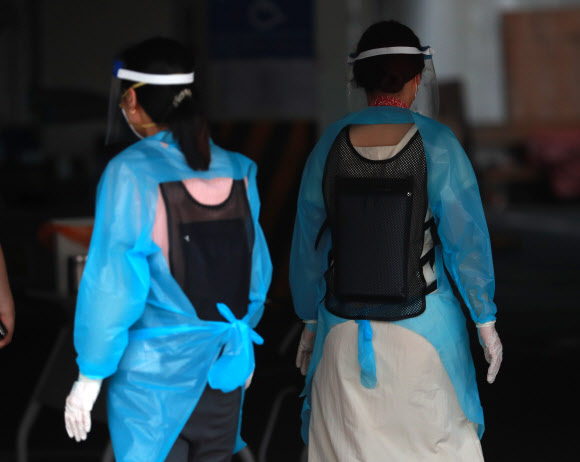 더위와 사투 벌이는 선별진료소 의료진