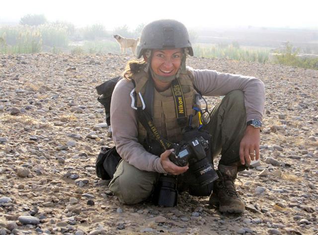 취재 지역에서 최대한 여자 티가 나지 않게 군인 복장으로 다녔던 저자. radio wpsu·니콘 USA 홈페이지 캡처