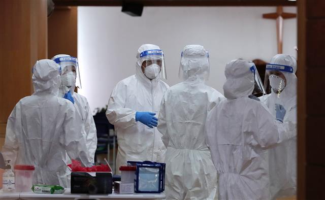 십자가 앞에 모인 백의의 천사들